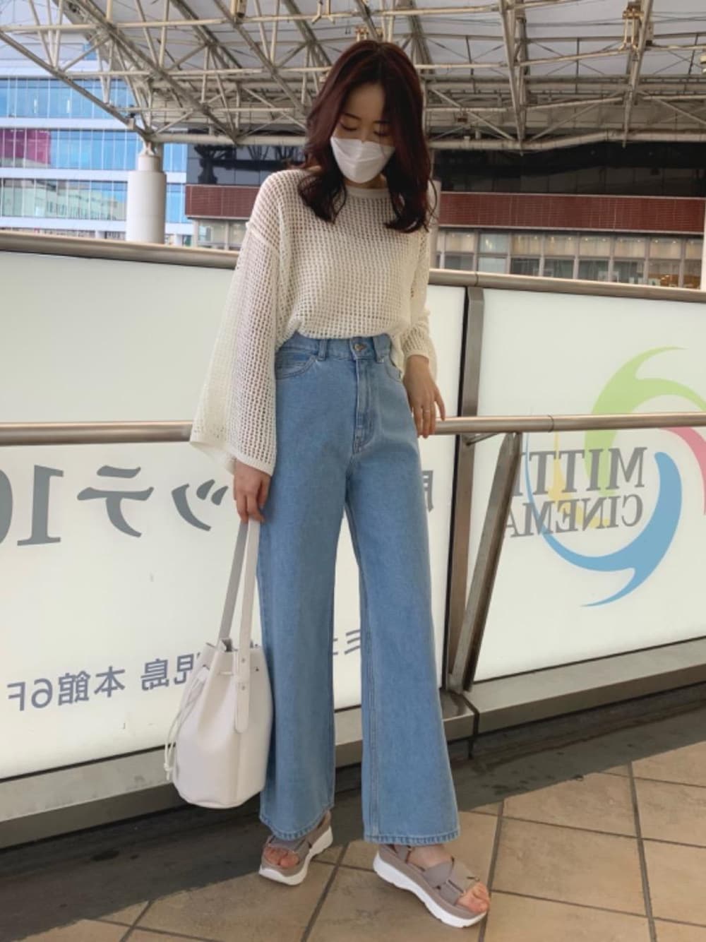 「カジュアル、大人カジュアル、MAJESTIC LEGON、モノトーンコーデ、メッシュニット、マジェスティックレゴン、大人ファッション、でにむ、ぱんつ、パンツこーで」｜「MAJESTIC LEGONのウォッシュデニムワイドパンツ（デニムパンツ、ブルー系）」を使った、マジェスティックレゴンアミュプラザ鹿児島店スタッフさん（レディース・165cm）の春コーディネートの1枚目の写真