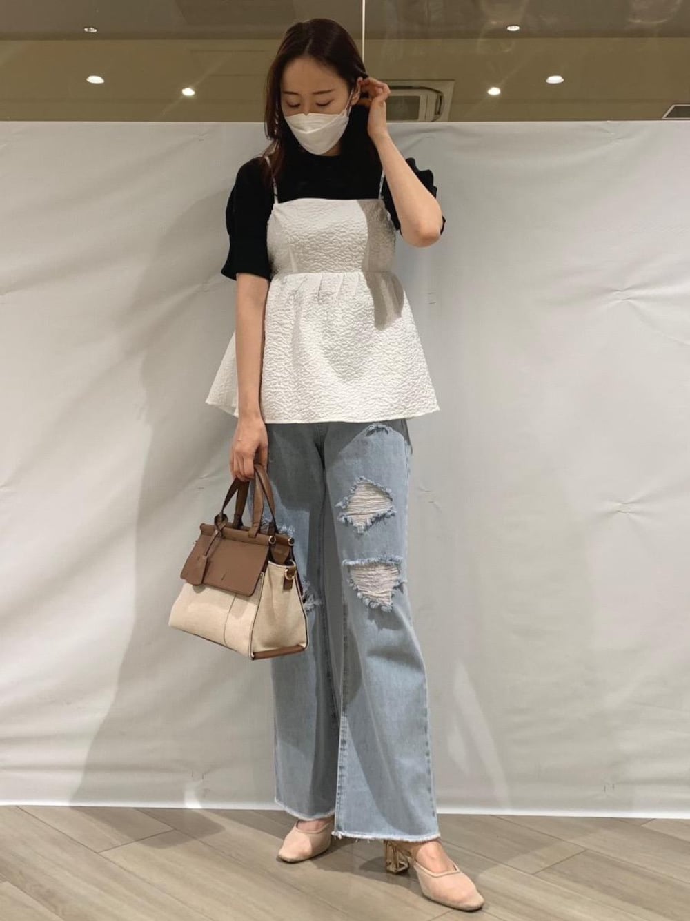 「カジュアル、大人カジュアル、MAJESTIC LEGON、モノトーンコーデ、マジェスティックレゴン、大人ファッション、でにむ、ペプラム、パンツこーで、きゃみ」｜「MAJESTIC LEGONのクリアヒールシアーミュール（サンダル、ベージュ系）」を使った、マジェスティックレゴンアミュプラザ鹿児島店スタッフさん（レディース・165cm）の春コーディネートの1枚目の写真