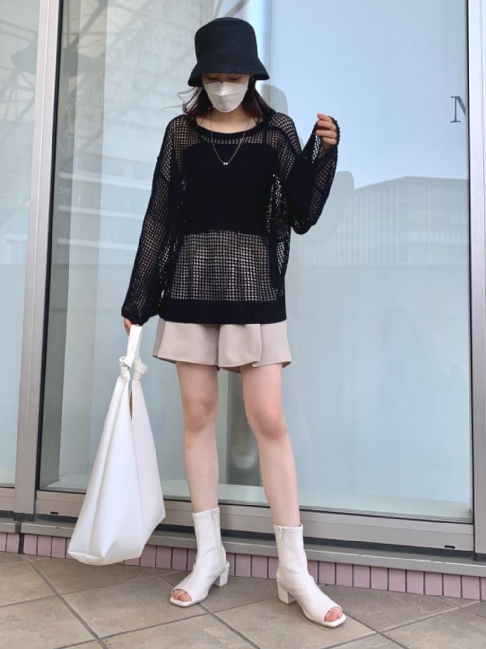 「カジュアル、ショートパンツ、大人カジュアル、MAJESTIC LEGON、モノトーンコーデ、メッシュニット、マジェスティックレゴン、大人ファッション、ブーサン」｜「MAJESTIC LEGONのリラックスショルダーバッグ（ショルダーバッグ、ホワイト系）」を使った、マジェスティックレゴンアミュプラザ鹿児島店スタッフさん（レディース・165cm）の春コーディネートの1枚目の写真