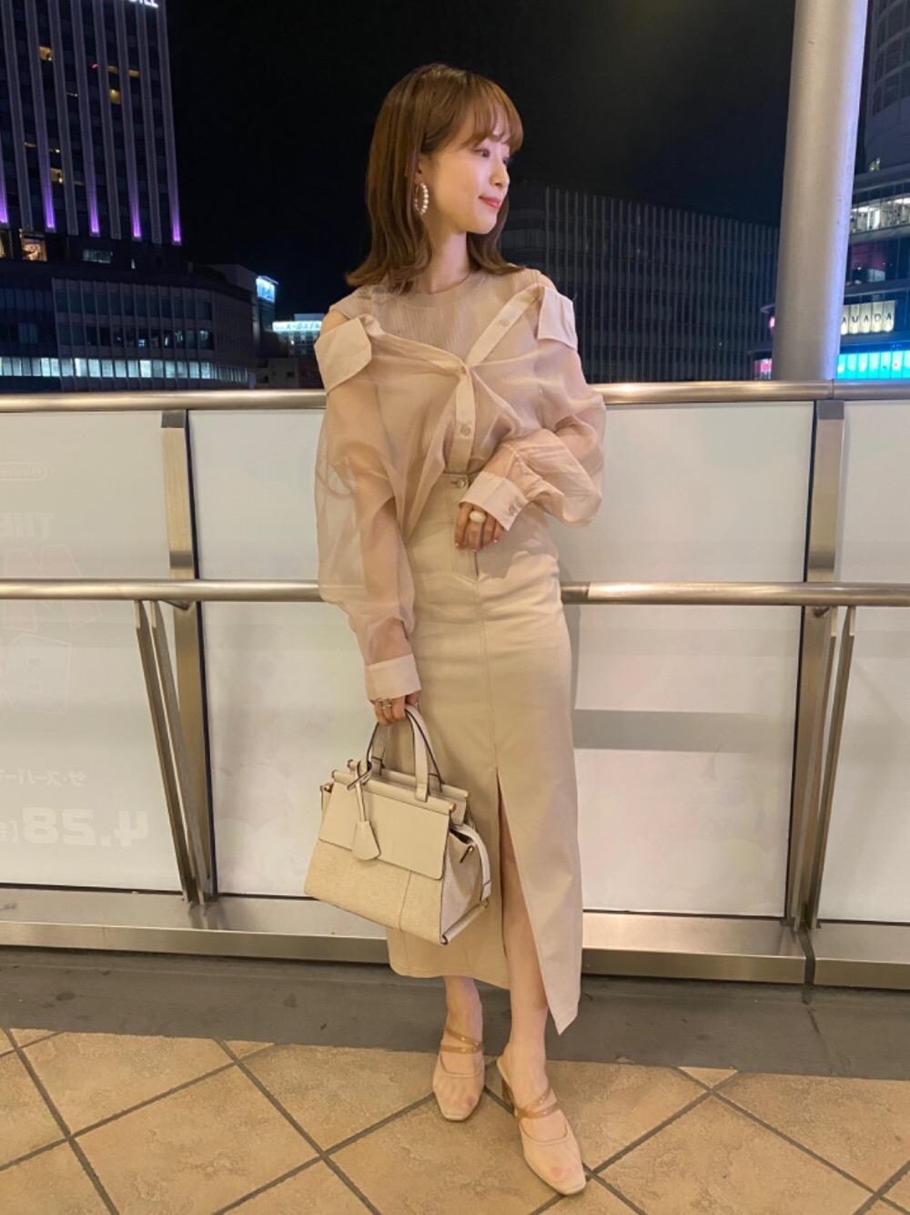 「大人カジュアル、フェミニン、MAJESTIC LEGON、マジェスティックレゴン、高身長、骨格ウェーブ、標準身長」｜「MAJESTIC LEGONのクリアヒールシアーミュール（サンダル、ベージュ系）」を使った、マジェスティックレゴンアミュプラザ鹿児島店スタッフさん（レディース・165cm）の春コーディネートの1枚目の写真