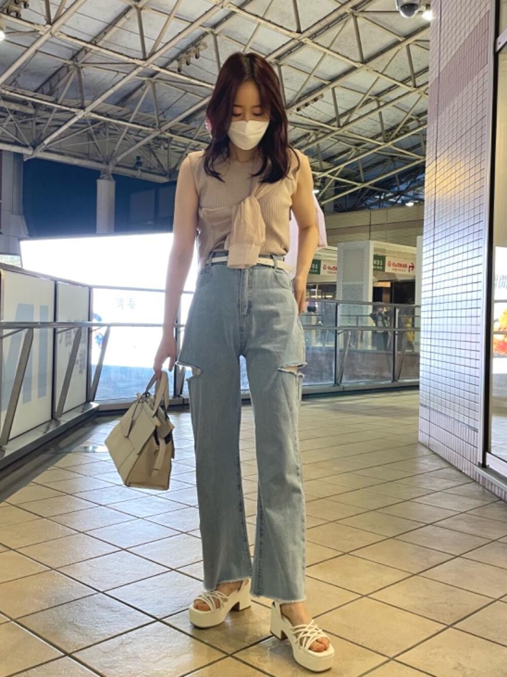 「カジュアル、大人カジュアル、MAJESTIC LEGON、マジェスティックレゴン、透けシャツ、大人ファッション、でにむ、ぱんつ、シャツ 」｜「MAJESTIC LEGONのハイウエストバリエダメージデニム（デニムパンツ、ブルー系）」を使った、マジェスティックレゴンアミュプラザ鹿児島店スタッフさん（レディース・165cm）の春コーディネートの1枚目の写真