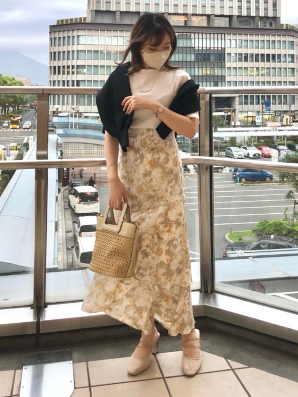 「デート、フェミニン、MAJESTIC LEGON、低身長、マジェスティックレゴン、大人ファッション、骨格ストレート」｜「MAJESTIC LEGONのクリアヒールシアーミュール（サンダル、ベージュ系）」を使った、マジェスティックレゴンアミュプラザ鹿児島店スタッフさん（レディース・154cm）の春コーディネートの1枚目の写真