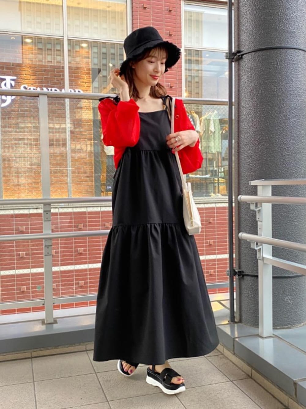 「大人カジュアル、デート、MAJESTIC LEGON、マジェスティックレゴン、高身長、骨格ウェーブ、標準身長」｜「MAJESTIC LEGONのボリューミークロススポサン（サンダル、ブラック系）」を使った、マジェスティックレゴンアミュプラザ鹿児島店スタッフさん（レディース・165cm）の春コーディネートの1枚目の写真
