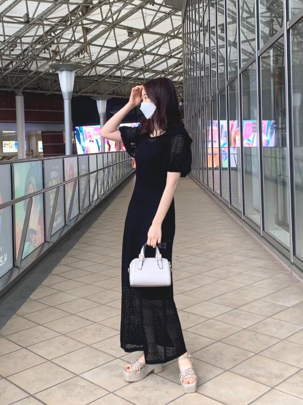 「ニットワンピ、デート、MAJESTIC LEGON、マジェスティックレゴン、大人ファッション、骨格ナチュラル、ワンピース 、わんぴ、モノトーンこーで」｜「MAJESTIC LEGONのベーシックミニボストンバッグ（ボストンバッグ、ホワイト系）」を使った、マジェスティックレゴンアミュプラザ鹿児島店スタッフさん（レディース・165cm）の春コーディネートの1枚目の写真