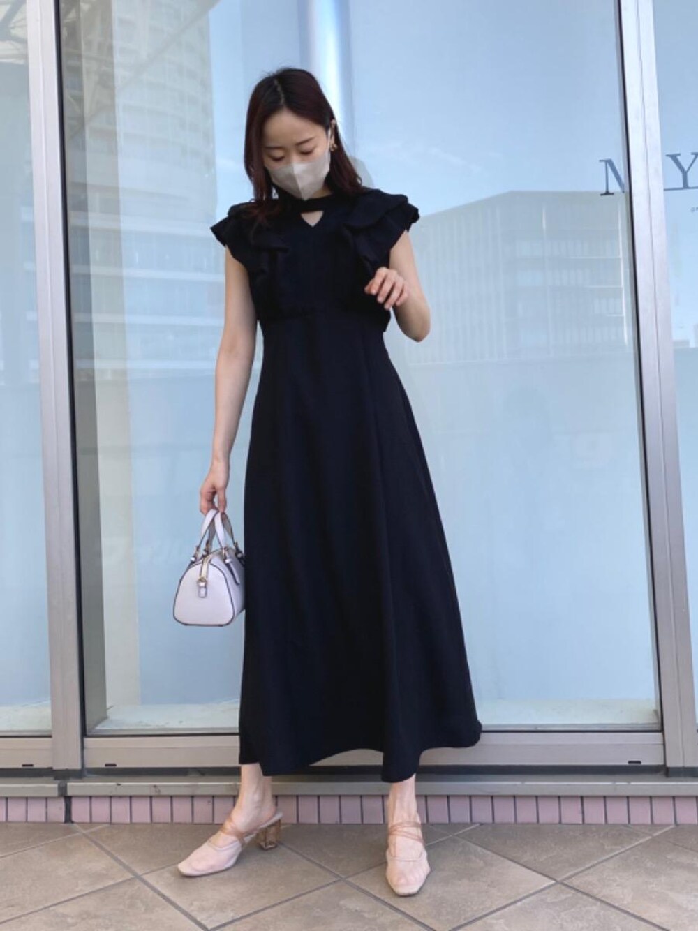 「デート、MAJESTIC LEGON、お呼ばれ、マジェスティックレゴン、お呼ばれワンピ、オケージョンドレス、フリルワンピ、ワンピース 、わんぴ、モノトーンこーで」｜「MAJESTIC LEGONのベーシックミニボストンバッグ（ボストンバッグ、ホワイト系）」を使った、マジェスティックレゴンアミュプラザ鹿児島店スタッフさん（レディース・165cm）の春コーディネートの1枚目の写真