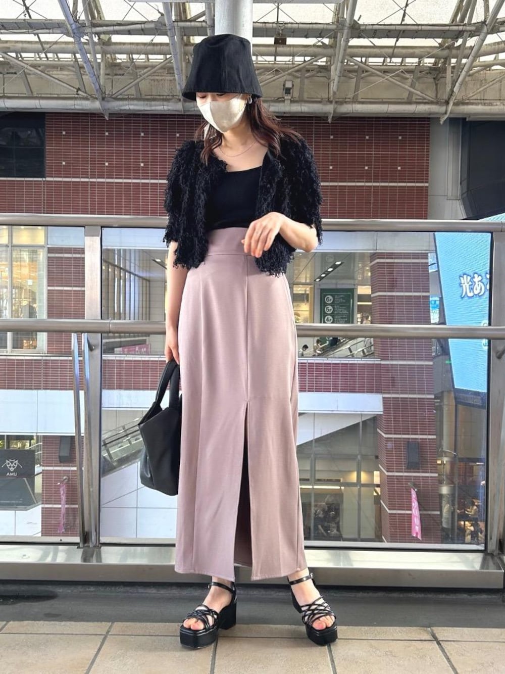 「デート、MAJESTIC LEGON、マジェスティックレゴン、モカ、バケハ、ニュアンスカラー、大人ファッション、Iラインスカート、ピンク👾、スカート 」｜「MAJESTIC LEGONのふかふかクロスボリュームサンダル（サンダル、ブラック系）」を使った、マジェスティックレゴンアミュプラザ鹿児島店スタッフさん（レディース・165cm）の春コーディネートの1枚目の写真