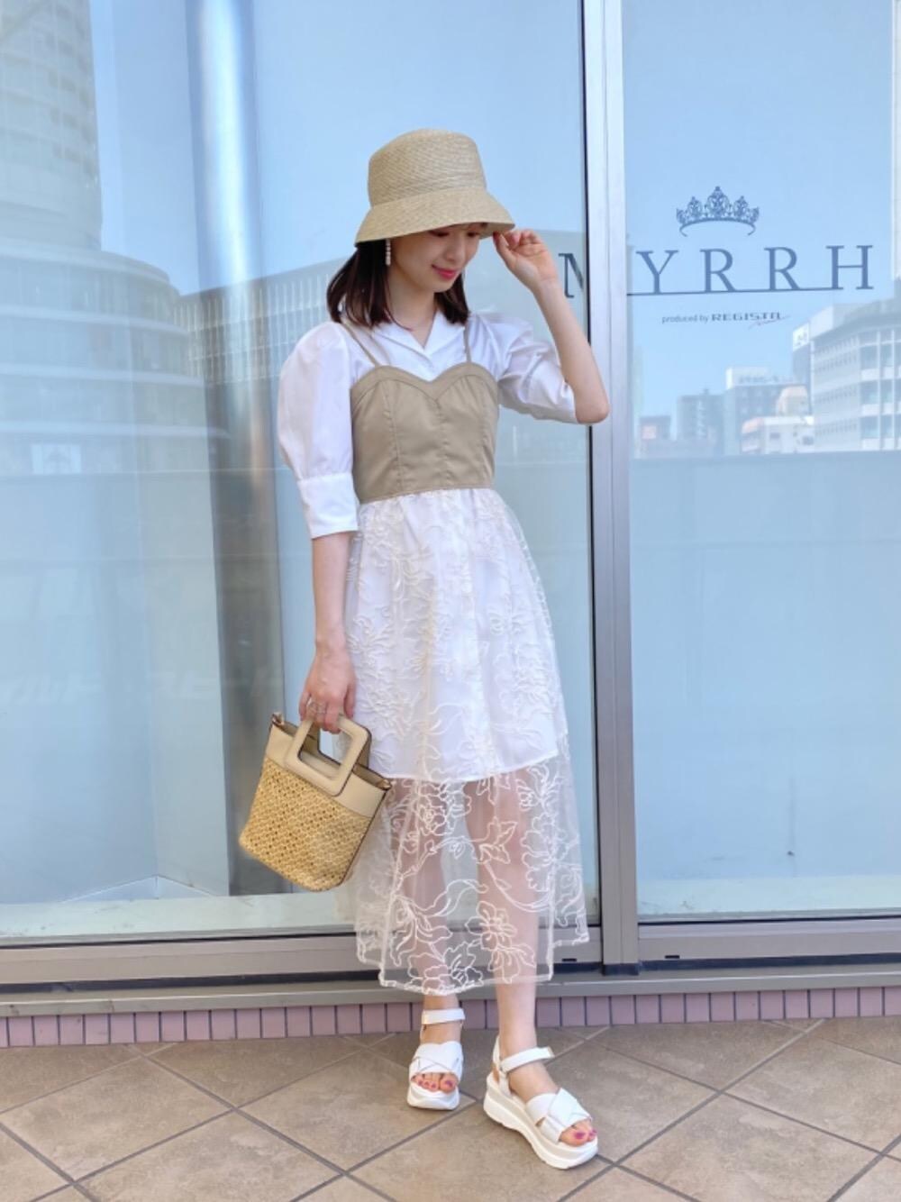「フェミニン、MAJESTIC LEGON、マジェスティックレゴン、高身長、骨格ウェーブ、標準身長」｜「MAJESTIC LEGONのボリューミークロススポサン（サンダル、ホワイト系）」を使った、マジェスティックレゴンアミュプラザ鹿児島店スタッフさん（レディース・165cm）の春コーディネートの1枚目の写真