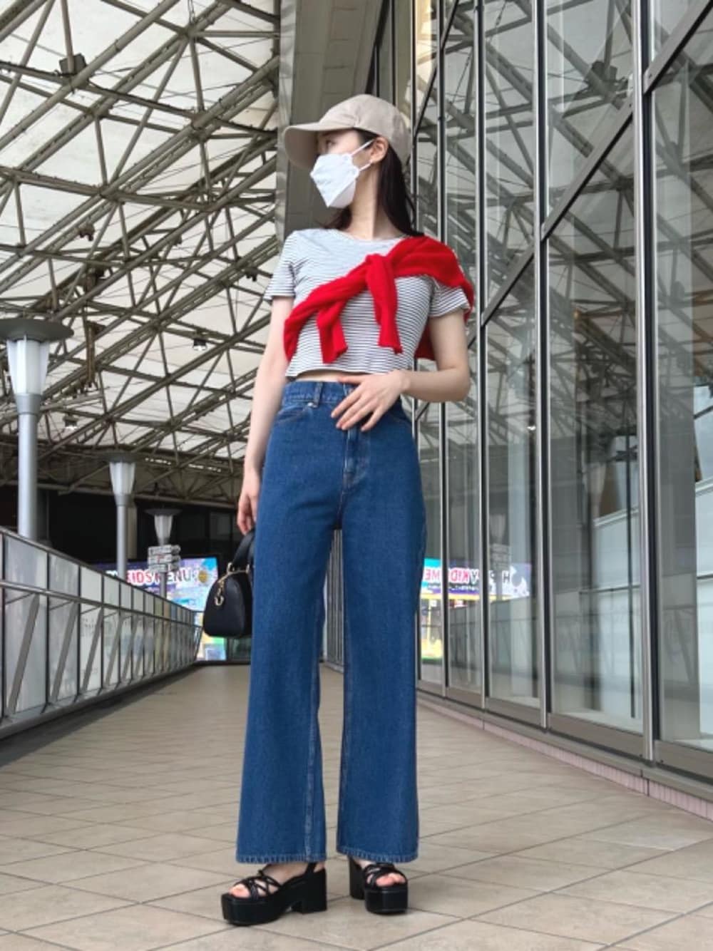 「カーディガン、カジュアル、大人カジュアル、デニムパンツ、パンツスタイル、MAJESTIC LEGON、マジェスティックレゴン、大人ファッション、ぼーだー、モノトーンこーで」｜「MAJESTIC LEGONのベーシックミニボストンバッグ（ボストンバッグ、ブラック系）」を使った、マジェスティックレゴンアミュプラザ鹿児島店スタッフさん（レディース・165cm）の夏コーディネートの1枚目の写真
