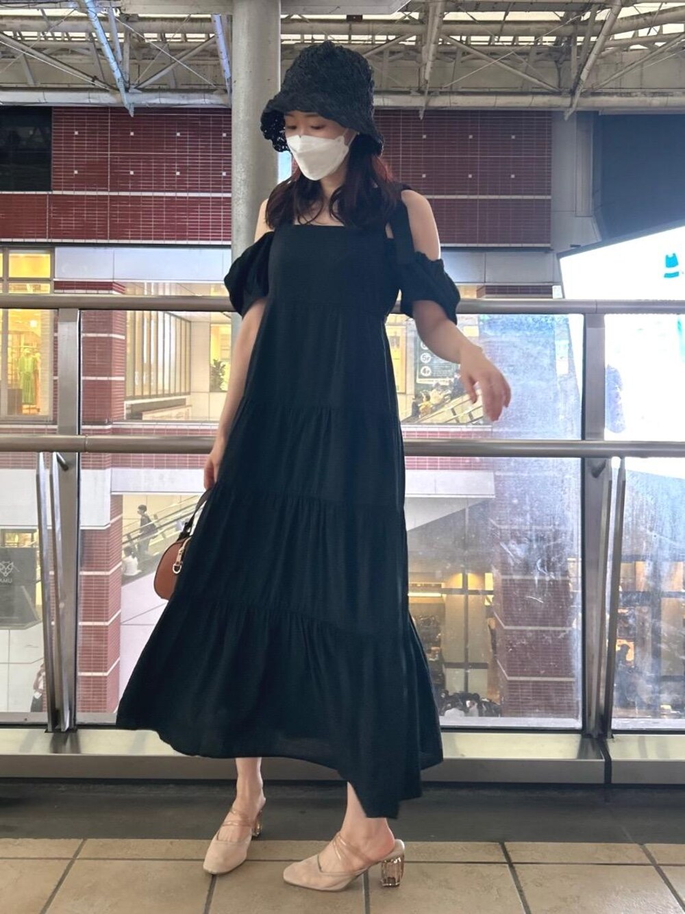 「デート、フェミニン、MAJESTIC LEGON、キャミワンピ、マジェスティックレゴン、ティアードワンピ、りぼん、ワンピース 、わんぴ、モノトーンこーで」｜「MAJESTIC LEGONのベーシックミニボストンバッグ（ボストンバッグ、ブラウン系）」を使った、マジェスティックレゴンアミュプラザ鹿児島店スタッフさん（レディース・165cm）の夏コーディネートの1枚目の写真
