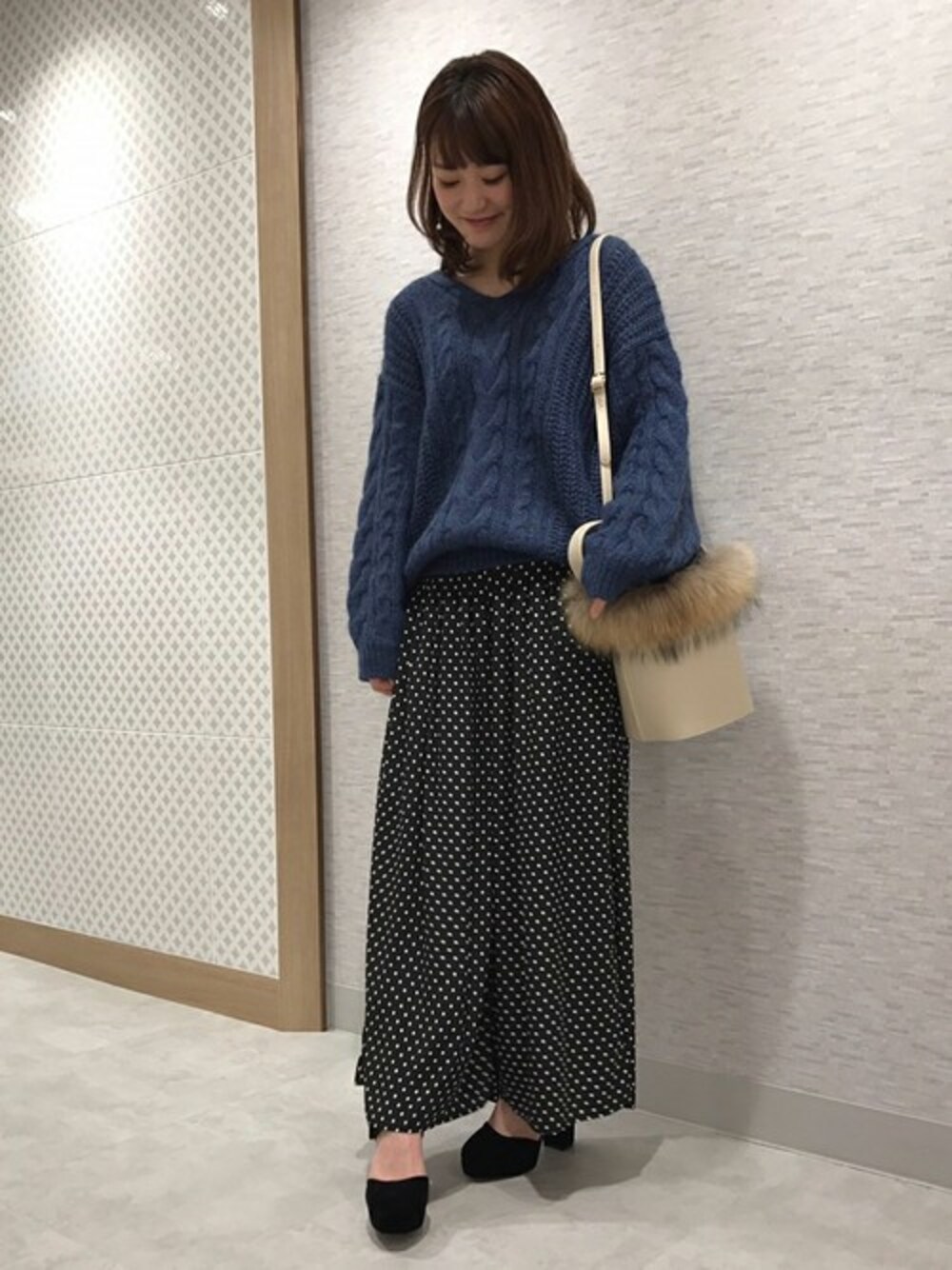 「ニット、ドット、オーバーサイズ、ワイドパンツ、ベロア、リラックススタイル、ファー小物、ゆったりコーデ、ドロシーズ(DRWCYS)、DRWCYS」｜「DRWCYSのモヘアVネックオーバーニットトップス（ニット/セーター、ブルー系）」を使った、CHIKAさん（レディース・161cm）の秋コーディネートの1枚目の写真