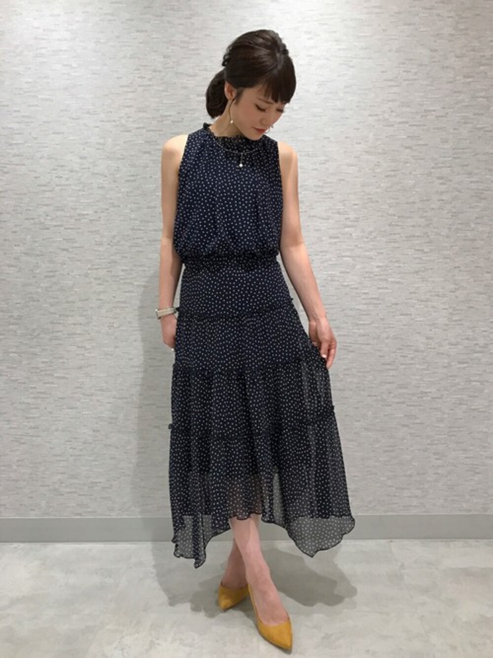 「パンプス、スカート、イエロー、ネイビー、ドット、パールネックレス、ドロシーズ(DRWCYS)、DRWCYS、ティアード、ヘムスカート」｜「DRWCYSのティアードドットイレギュラーヘムスカート（スカート、ブルー系）」を使った、CHIKAさん（レディース・161cm）の秋コーディネートの1枚目の写真
