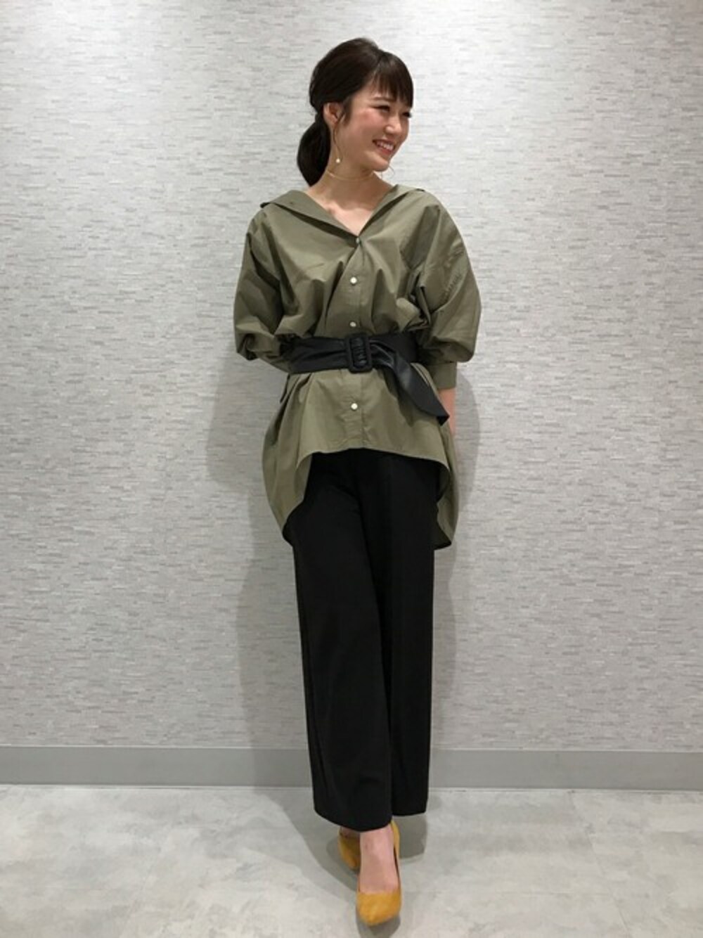 「パンプス、シャツ、イエロー、オーバーサイズ、カーキ、ベルト、シャツスタイル、ドロシーズ(DRWCYS)、オフィスカジュアル、DRWCYS」｜「DRWCYSのタイプライターオーバーシャツ（シャツ/ブラウス、グリーン系）」を使った、CHIKAさん（レディース・161cm）の秋コーディネートの1枚目の写真