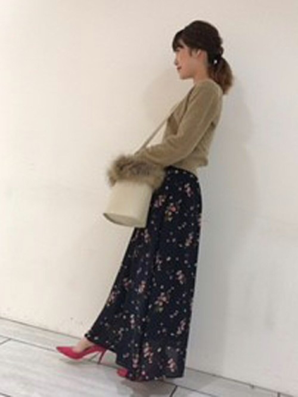 「ニット、パンプス、花柄、バッグ、ネイビー、マキシスカート、シフォン、ファー小物、ドロシーズ(DRWCYS)、DRWCYS」｜「DRWCYSのリングヤーンショートVネックニットトップス（ニット/セーター、ベージュ系）」を使った、CHIKAさん（レディース・161cm）の秋コーディネートの1枚目の写真
