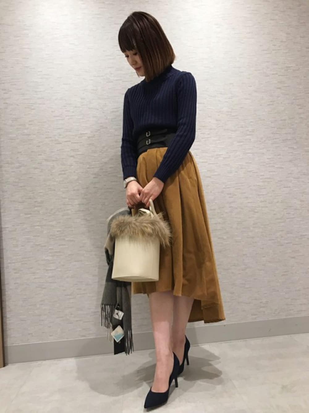 「ニット、パンプス、バッグ、チェックストール、きれいめコーディネート、ファー小物、ドロシーズ(DRWCYS)、オフィスカジュアル、DRWCYS、STORYコラボ」｜「DRWCYSのファートリミングBAG（ショルダーバッグ、ホワイト系）」を使った、CHIKAさん（レディース・161cm）の冬コーディネートの1枚目の写真