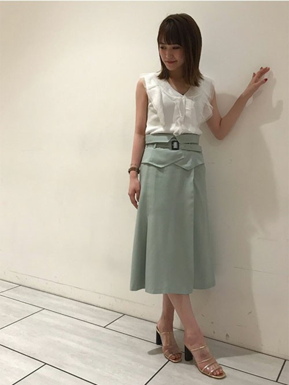 「ニット、スカート、チュール、サンダル、きれいめカジュアル、コルセット、ドロシーズ(DRWCYS)、DRWCYS」｜「DRWCYSのチュールフリル付きリブニットトップス（ニット/セーター、ホワイト系）」を使った、CHIKAさん（レディース・161cm）の春コーディネートの1枚目の写真