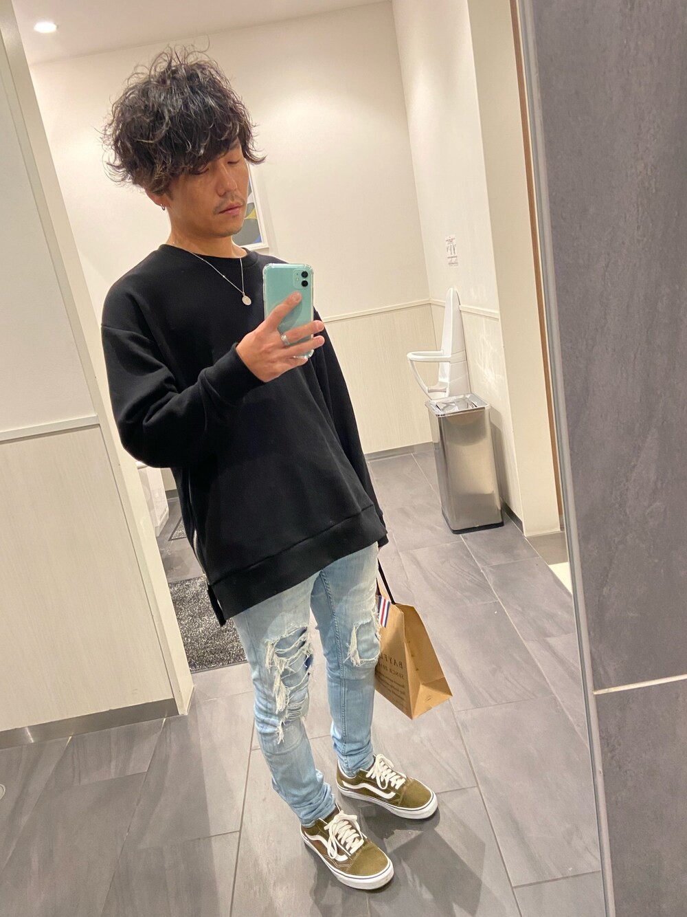 「AZUL by moussyのアイテム（スウェット、ブラック系）」を使った、みとやんさん（メンズ・166cm）の冬コーディネートの1枚目の写真