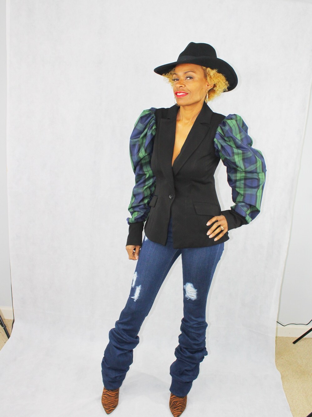 「outfit、blazer、fedora、denim、STYLE、fashion、Tartan 、lookbook、lotd、ootd」｜「Luster Strutのアイテム（テーラードジャケット、ブラック系）」を使った、Fonda Johnsonさん（レディース・163cm）の冬コーディネートの1枚目の写真