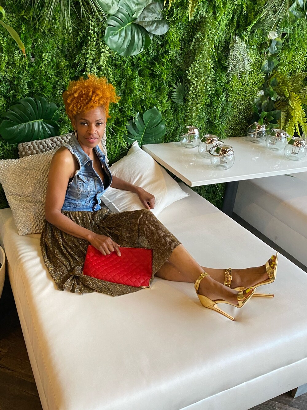「summer、heels、ootd、skirt、denim、fashion、STYLE、outfit、Goldy、vest」｜「Justfabのアイテム（その他シューズ、ゴールド系）」を使った、Fonda Johnsonさん（レディース・163cm）の夏コーディネートの1枚目の写真