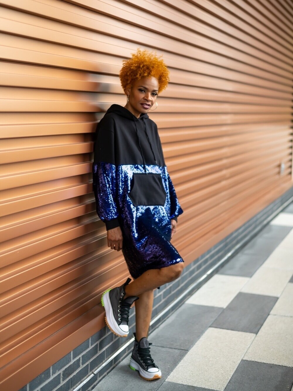 「hoodie、dress、sequindress、lookoftheday、lotd、ootd、fashion、fashionista、lookbook、street」｜「Luster Strutのアイテム（ドレス、ブルー系）」を使った、Fonda Johnsonさん（レディース・163cm）の秋コーディネートの1枚目の写真