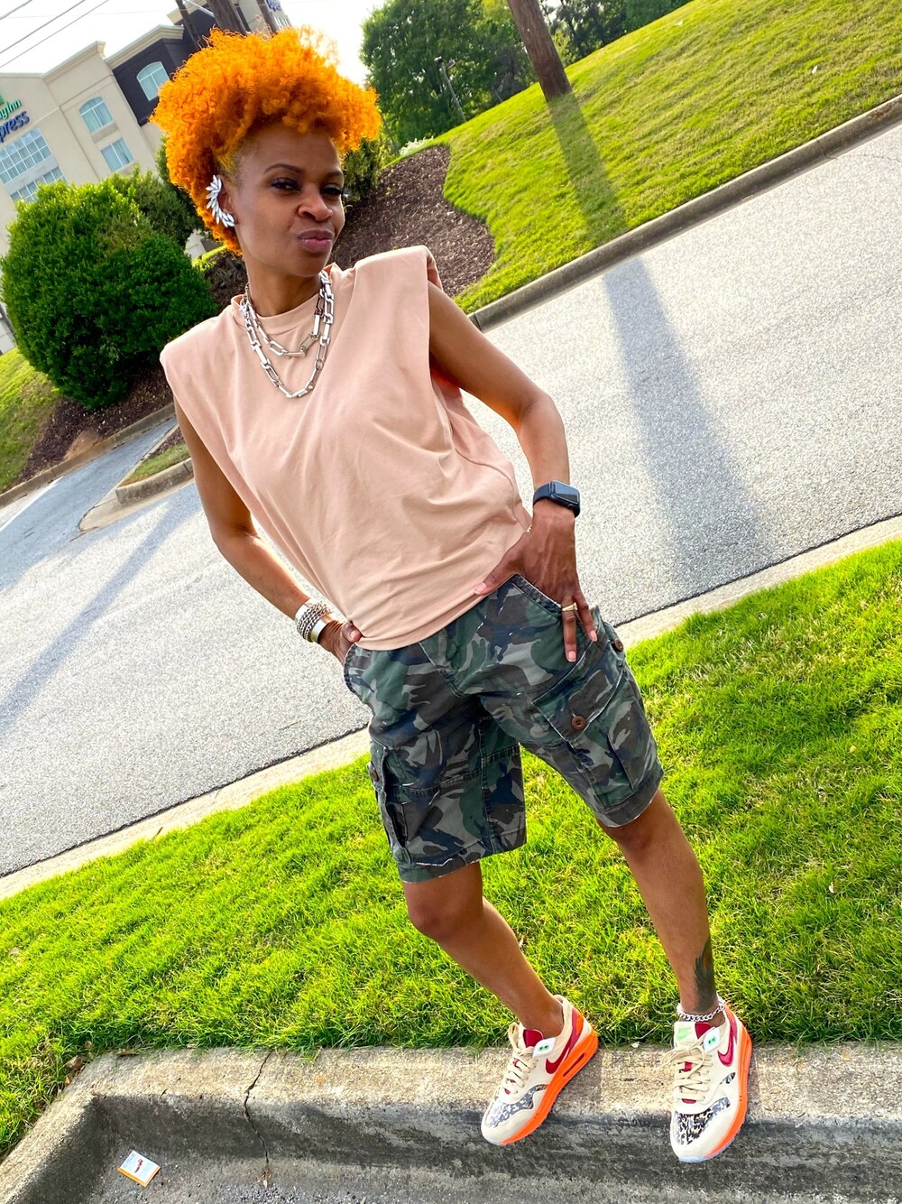 その他のスニーカーを着用したレディースの春コーディネートの1枚目の写真