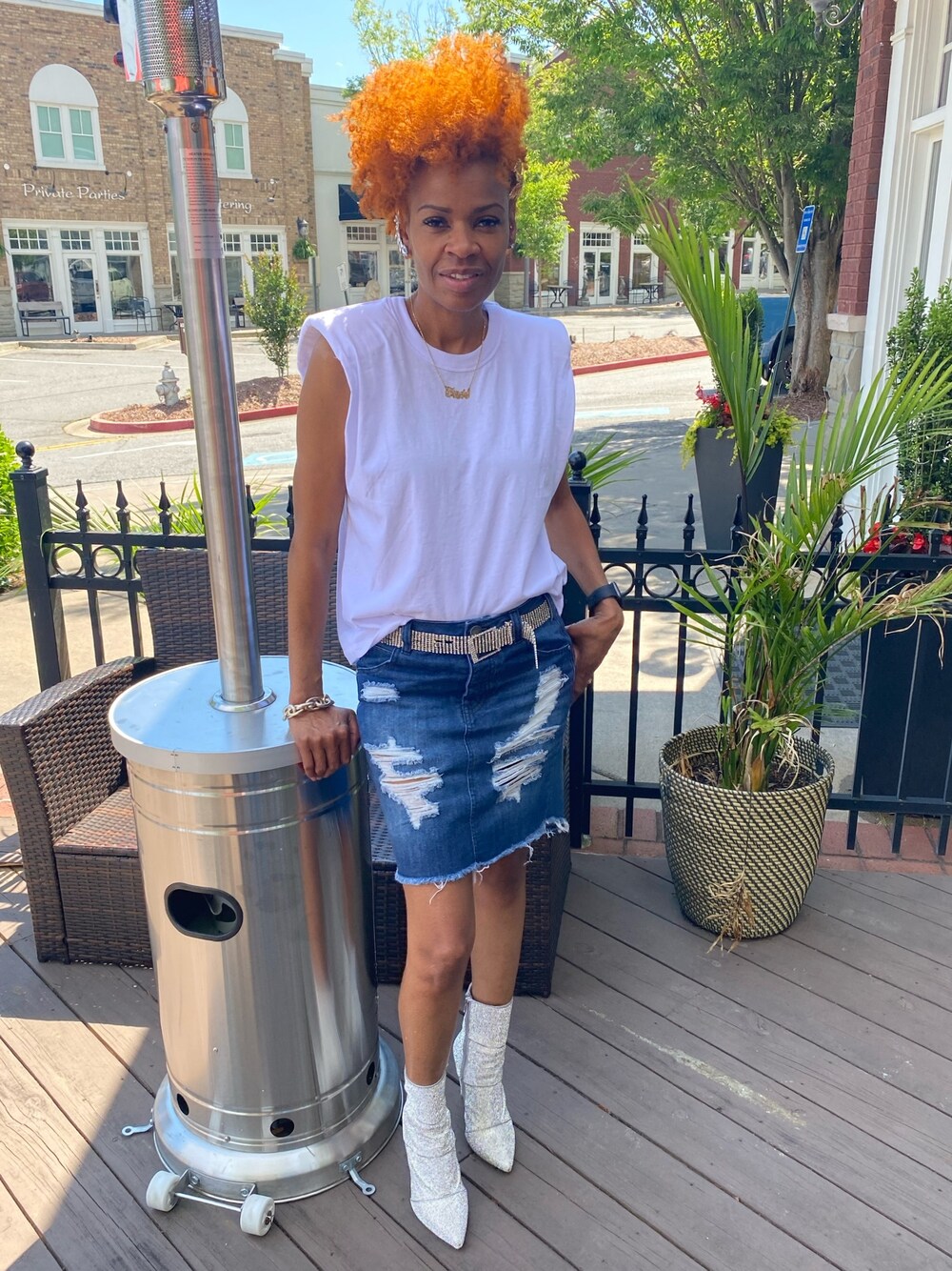 「booties、outfitoftheday、look、fashionista、skirt、swag、whiteshirt、distressed jeans、summer、ootd」｜「STEVE MADDENのアイテム（ブーティ、シルバー系）」を使った、Fonda Johnsonさん（レディース・163cm）の春コーディネートの1枚目の写真