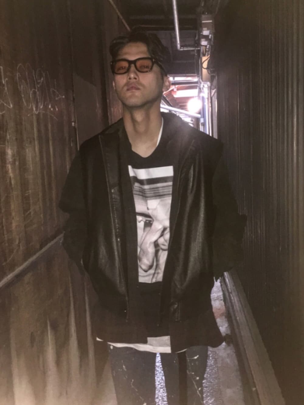 「TOM FORD EYE WEAR　メガネ、トムフォード、フォトプリントTシャツ、neilbarrett、レザーオーバーベスト、vintage、ペインティングデニム、Levi's、レザーロングベルト、GUIDI」｜「TOM FORD EYEWEARのTom Ford Eyewear - キャットアイ眼鏡フレーム - unisex - アセテート - 52（メガネ、ブラウン系）」を使った、MASAYA MIKI 🇯🇵さん（メンズ・180cm）の春コーディネートの1枚目の写真