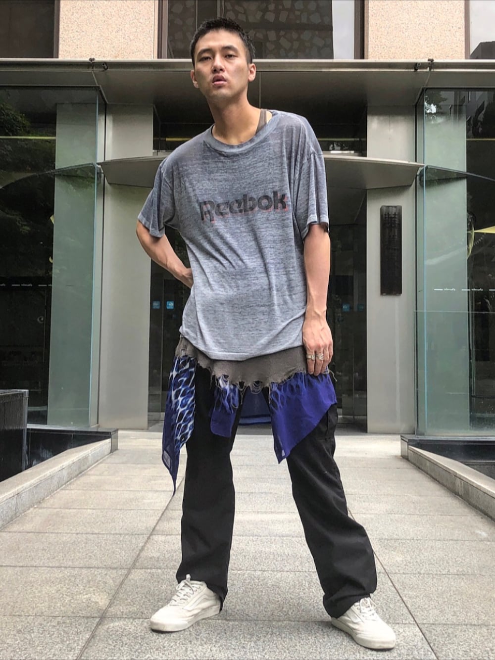 「reebok、RICKOWENS、リックオウエンス、ロングタンクトップ、Calvin Klein、RAF SIMONS、総柄シャツ、Hanes、VANS OLDSKOOL、スポーティ」｜「Reebokのアイテム（Tシャツ/カットソー、グレー系）」を使った、MASAYA MIKI 🇯🇵さん（メンズ・180cm）の夏コーディネートの1枚目の写真