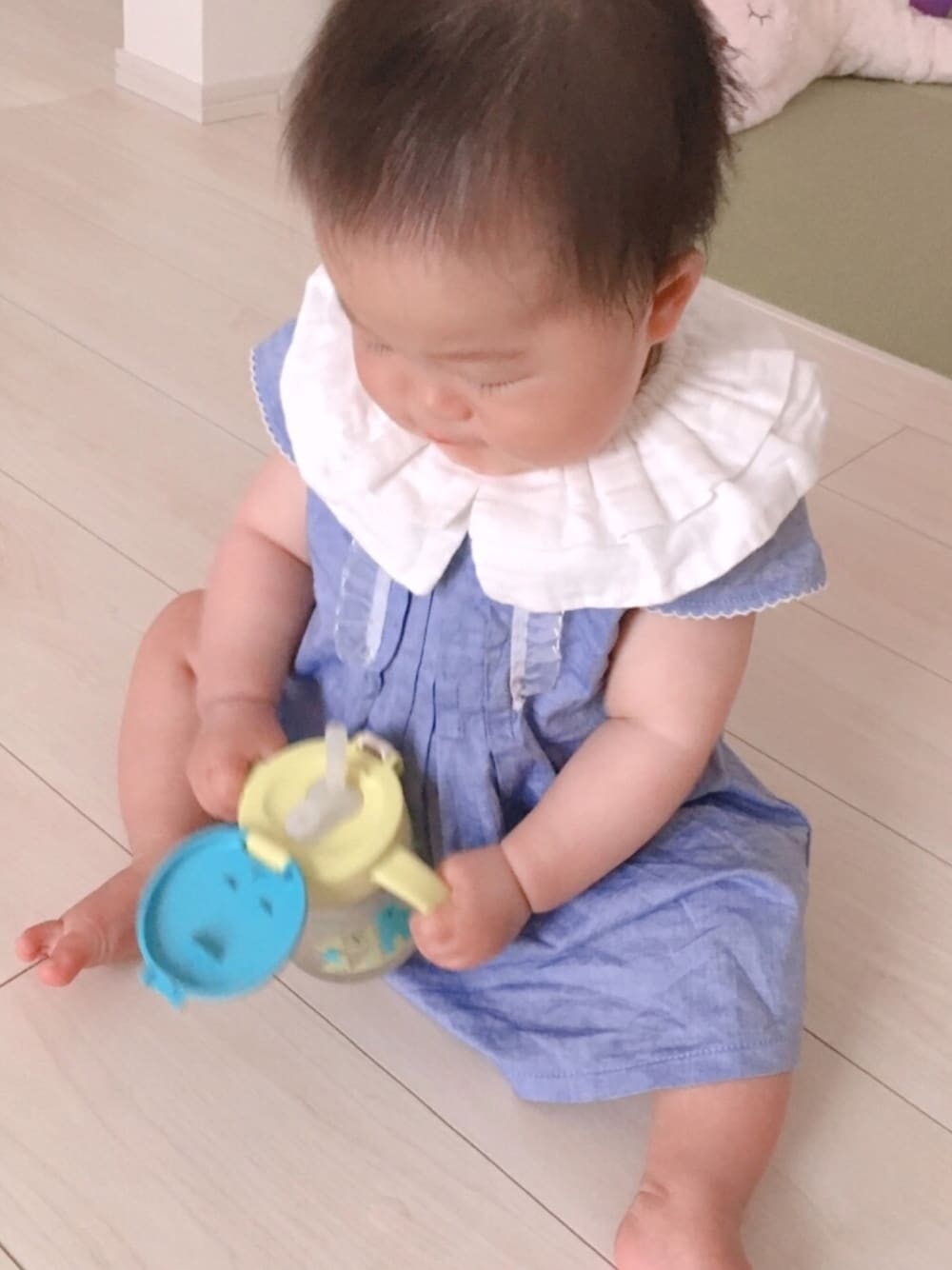 「プチプラコーデ、０歳、女の子、8ヶ月、ワンピース、つけ襟、スタイ」｜「しまむらのアイテム（シャツワンピース、ブルー系）」を使った、ひまりさん（キッズ・80cm）の春コーディネートの1枚目の写真