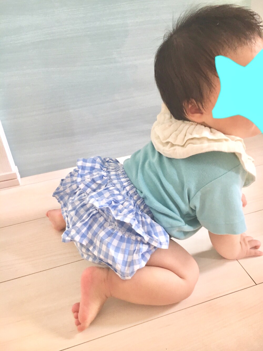 「10ヶ月、夏コーデ、ブルマ、ギンガムチェック、水色、かぼちゃパンツ、ロンパース」｜「H&Mのアイテム（ロンパース、ブルー系）」を使った、ひまりさん（キッズ・80cm）の夏コーディネートの1枚目の写真
