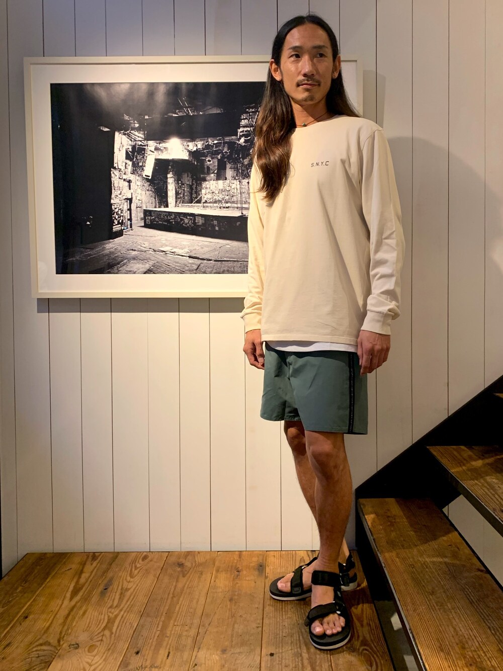「夏だ！ロンTを着よう、ゆるコーデ、ロン毛、ラフ」｜「Saturdays NYCのMr Porter SNYC Printed L/S（Tシャツ/カットソー、ホワイト系）」を使った、Ken.Nakamuraさん（メンズ・173cm）の夏コーディネートの1枚目の写真