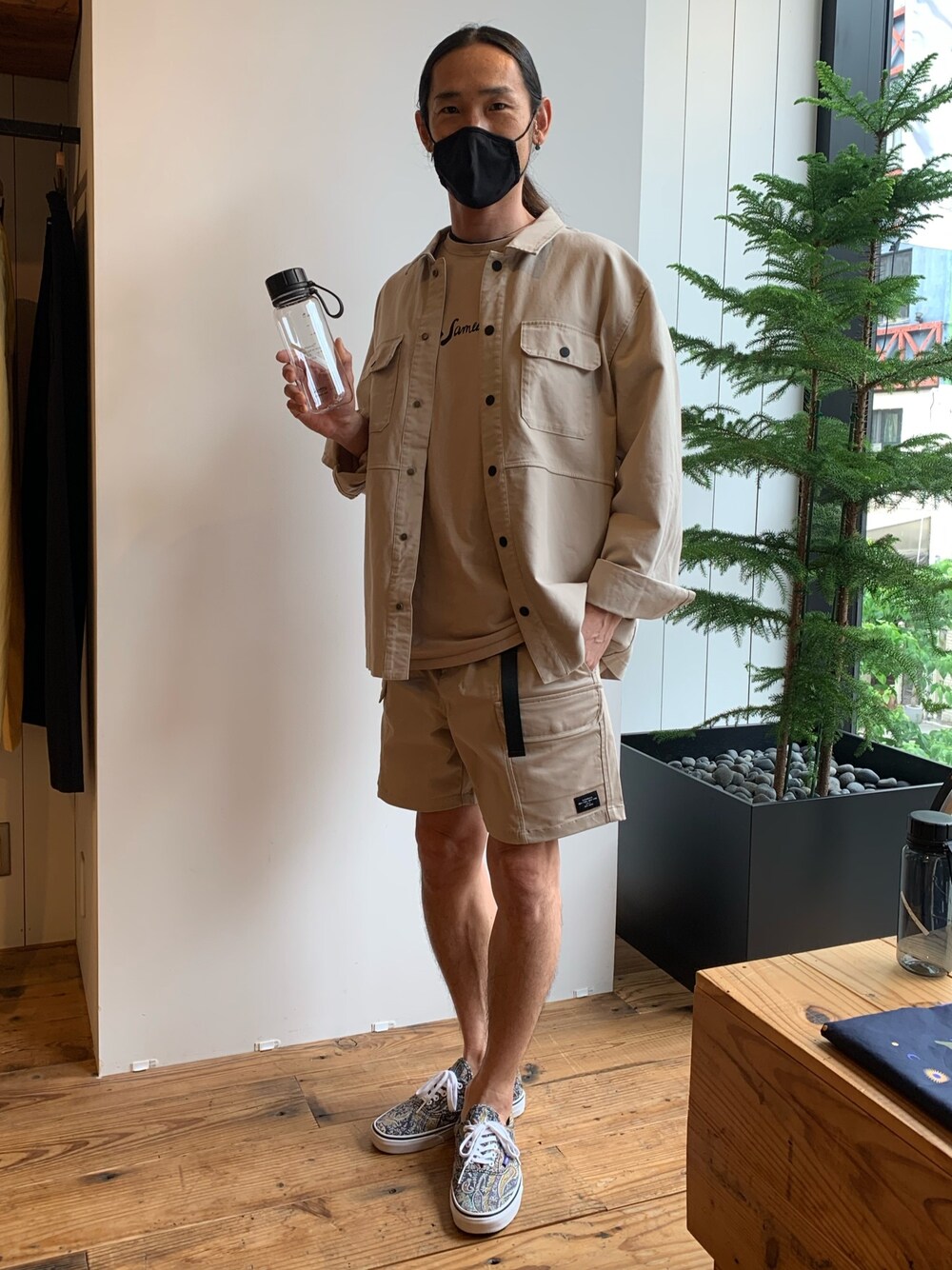 「シャツスタイル、ゆるコーデ、夏コーデ、セットアップ、アウトドアスタイル、ベージュ、モノトーン、ワントーンコーデ、ショーツ、ロン毛」｜「Saturdays NYCのFlores Washed Canvas Shirt Jacket（その他アウター、ベージュ系）」を使った、Ken.Nakamuraさん（メンズ・173cm）の春コーディネートの1枚目の写真