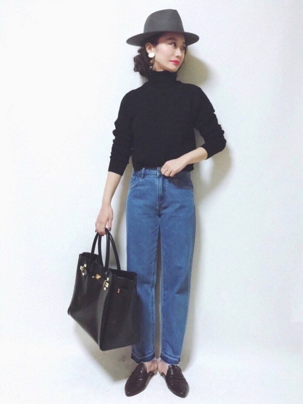 「journal standard、ジャーナルスタンダード」｜「shimoneのアイテム（ピアス（両耳用）、ゴールド系）」を使った、TOMOKAさん（レディース・162cm）の冬コーディネートの1枚目の写真