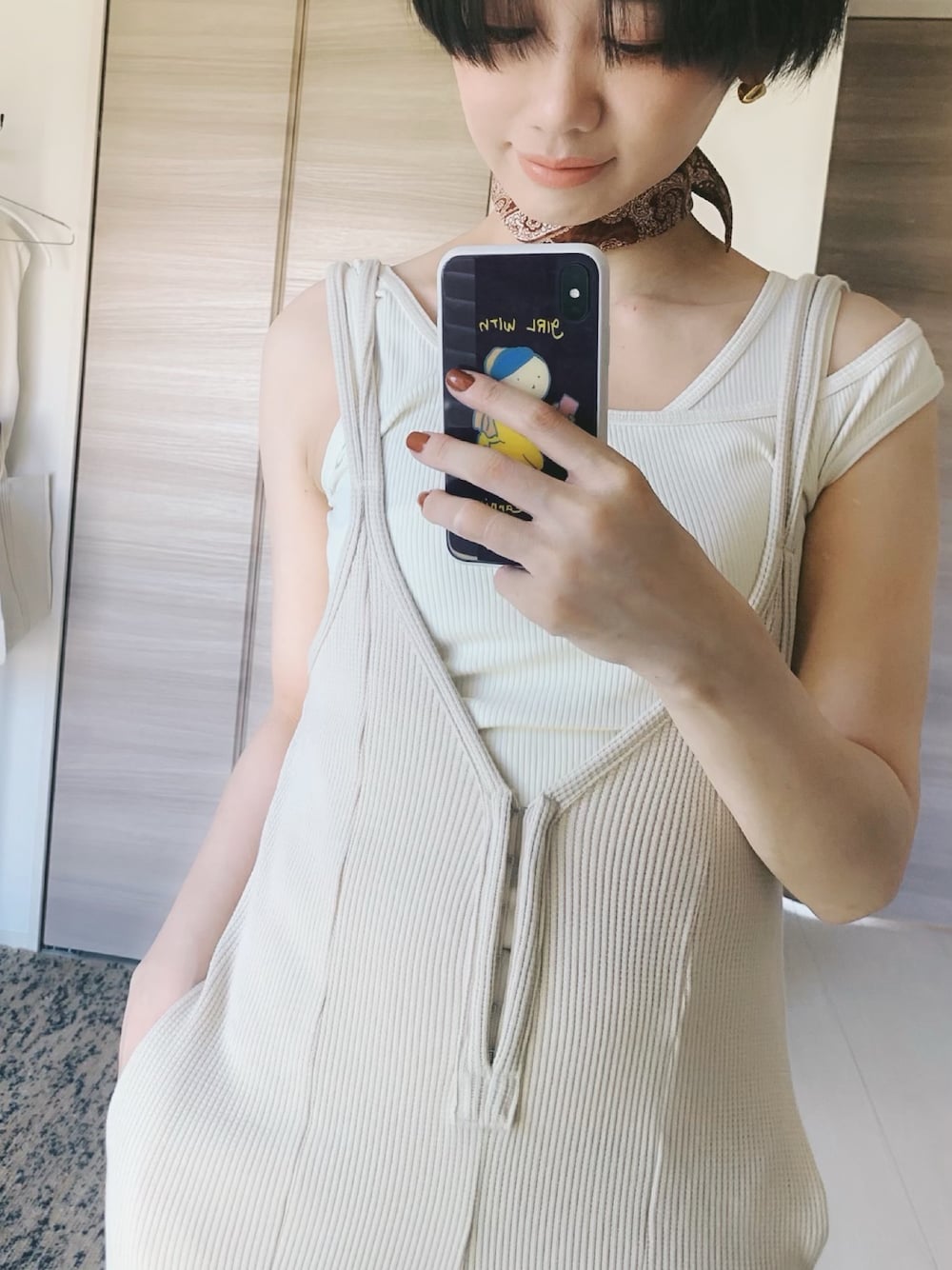 ホワイト系のタンクトップを着用したレディースの春コーディネートの1枚目の写真