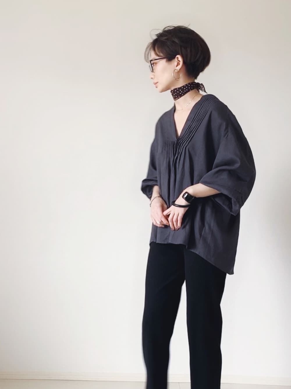 「AZUL ENCANTOの【洗濯機で洗える】【消臭効果】ピンタックスキッパーブラウス（シャツ/ブラウス、グレー系）」を使った、TOMOKAさん（レディース・163cm）の夏コーディネートの1枚目の写真
