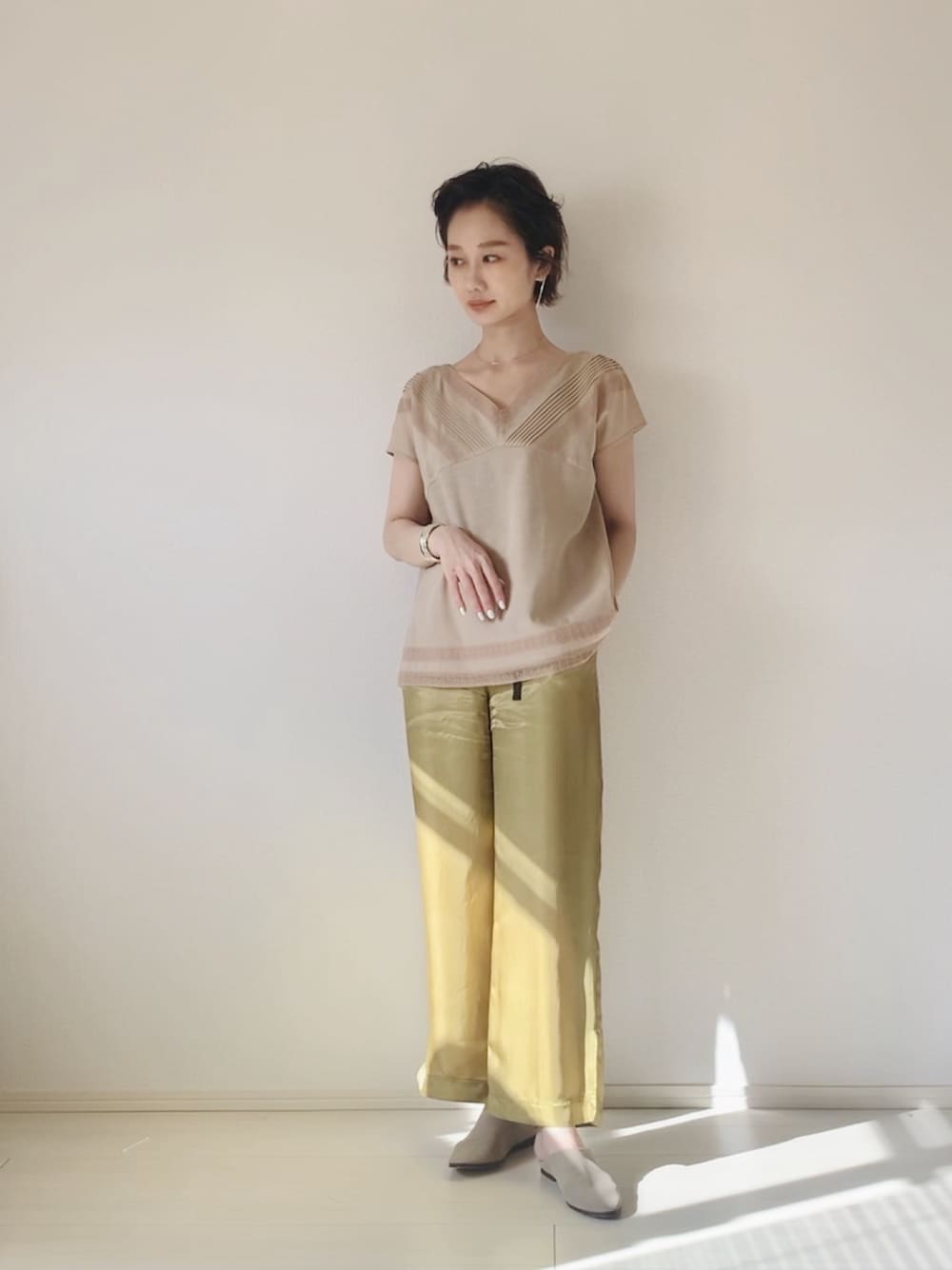 「AZUL ENCANTOの【洗濯機で洗える】【消臭効果】レースピンタックフレンチスリーブVネックブラウス（シャツ/ブラウス、ベージュ系）」を使った、TOMOKAさん（レディース・162cm）の春コーディネートの1枚目の写真