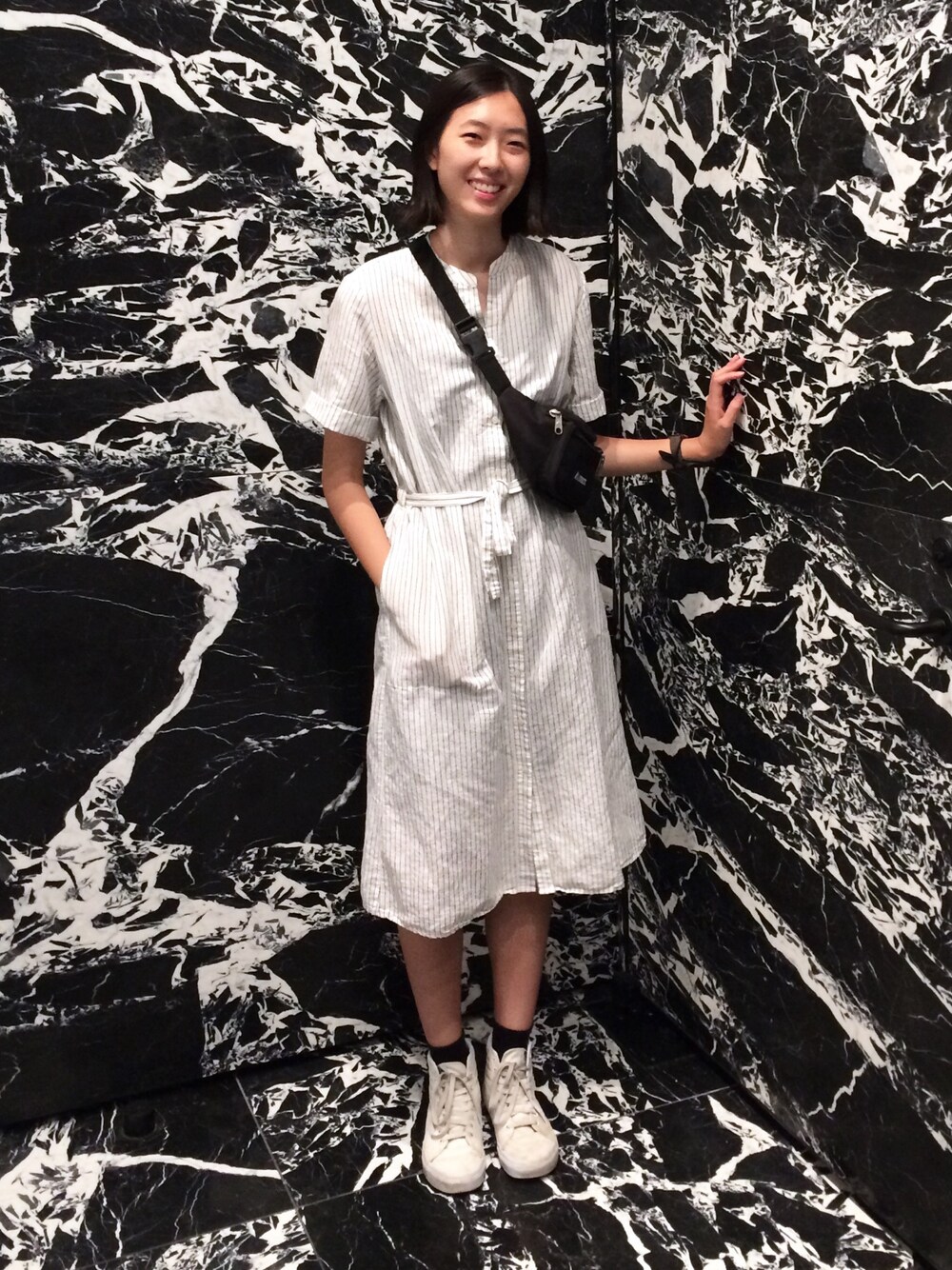 「white、dress、sneakers、monochrome、stripes、neutral 、VANS、fannypack、ALLWHITE、summer」｜「Everestのアイテム（ボディバッグ/ウエストポーチ、ブラック系）」を使った、Corinna さん（レディース・173cm）の夏コーディネートの1枚目の写真