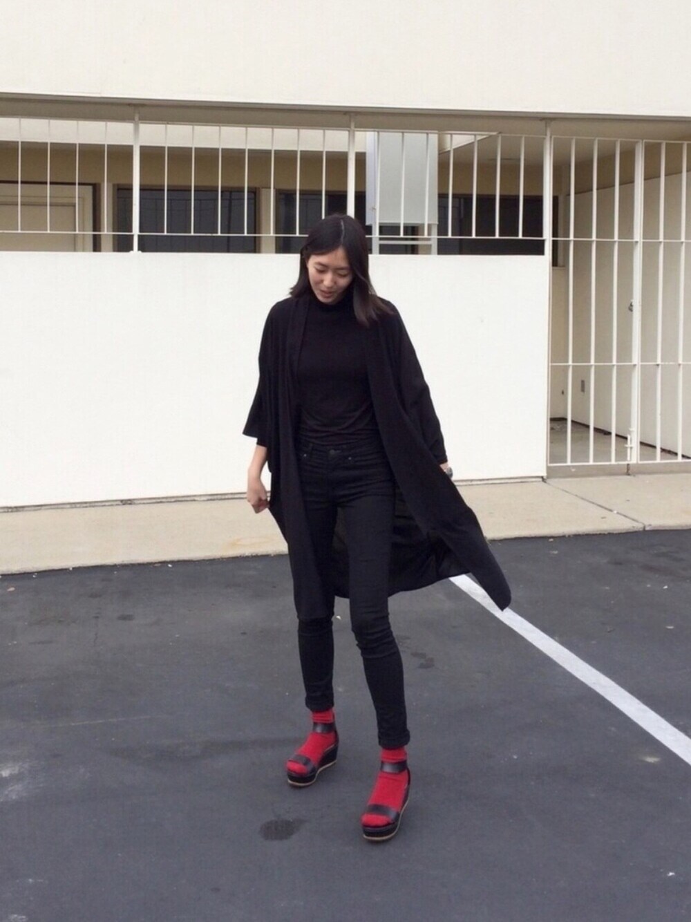「winter、fall、NYCstyle、monochrome、popofcolor、turtleneck、minimalist 、tubesocks、elegant、red」｜「UNIQLOのアイテム（トップス、ブラック系）」を使った、Corinna さん（レディース・173cm）の冬コーディネートの1枚目の写真