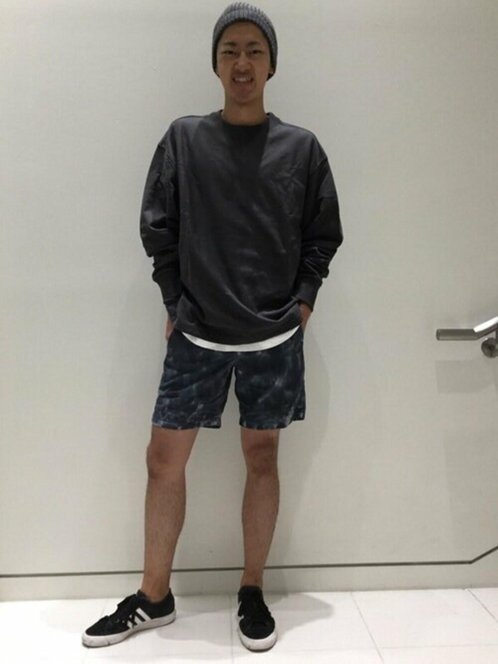 ホワイト系のTシャツ/カットソー、ブルー系のチノパンツ、ブラック系のスウェットを着用したメンズの夏コーディネートの1枚目の写真