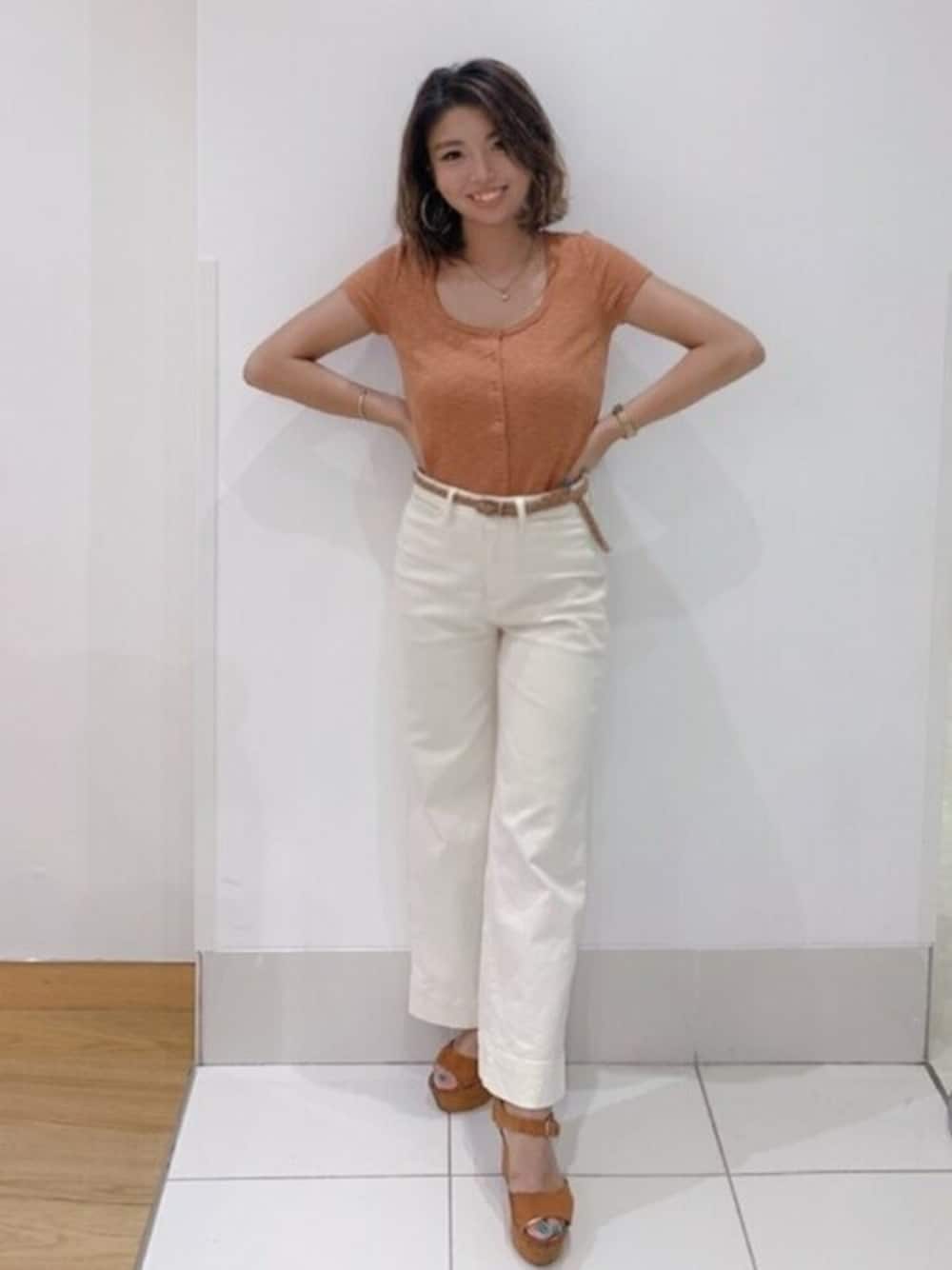 ブラウン系のTシャツ/カットソー、ホワイト系のチノパンツ、ブラウン系のベルトを着用したレディースの夏コーディネートの1枚目の写真