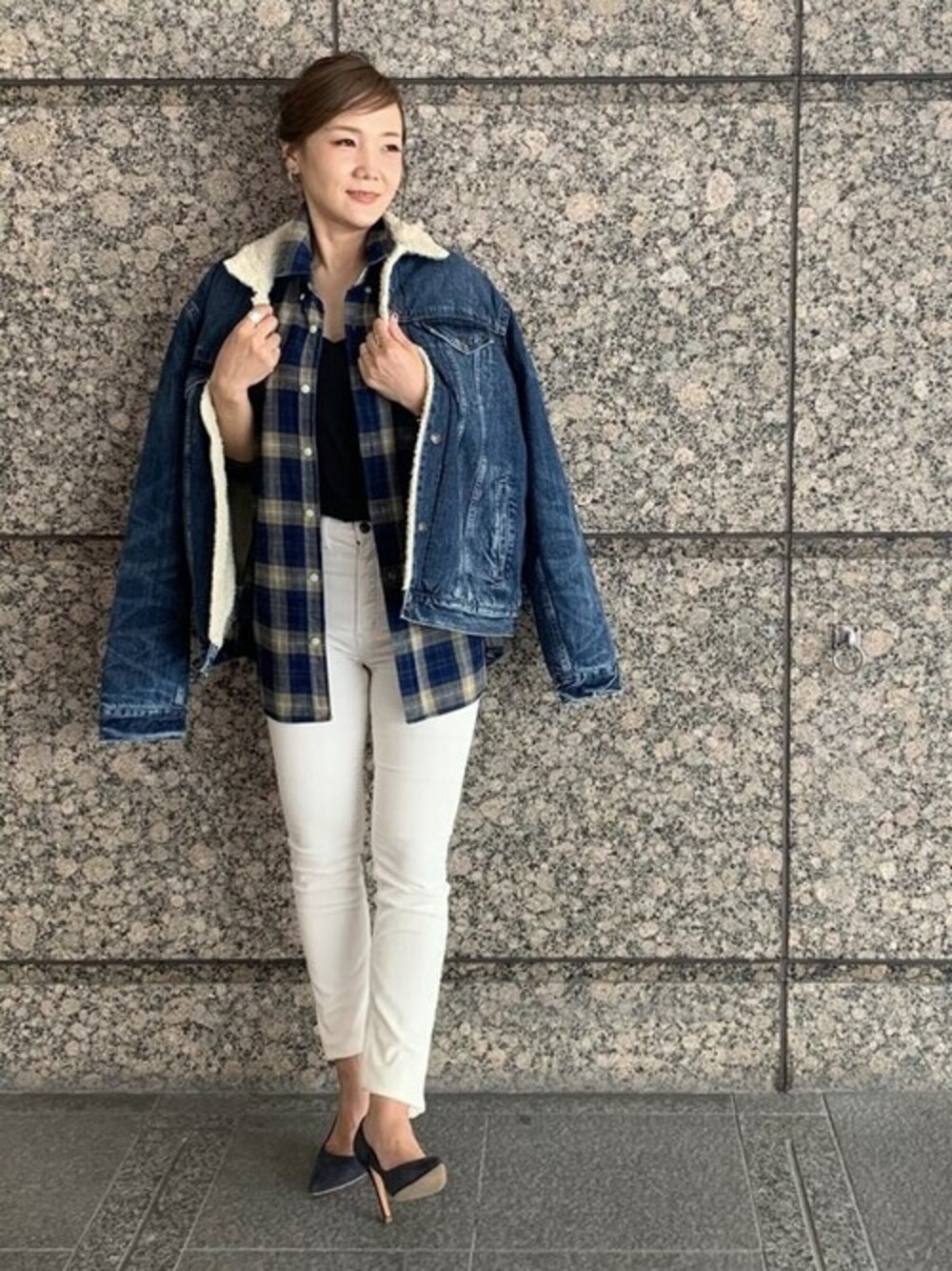 ホワイト系のその他パンツ、ブルー系のデニムジャケット、ブルー系のシャツ/ブラウスを着用したレディースの秋コーディネートの1枚目の写真