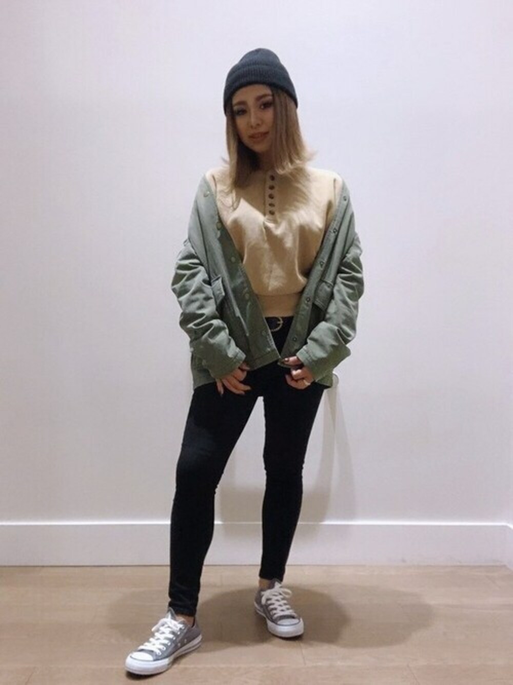 その他のスウェット、ブラック系のデニムパンツ、グリーン系のカバーオールを着用したレディースの秋コーディネートの1枚目の写真