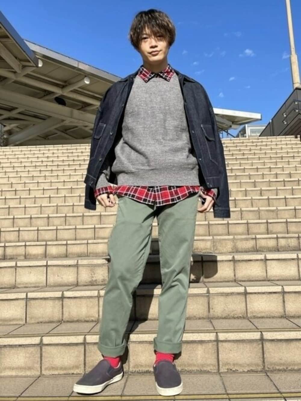 「ネルシャツ、カラーパンツ、デニムジャケット、GAP、メンズ、レイヤードスタイル、クリスマス、赤チェック、ギャップ、ホリデー」｜「GAPのリブクルーソックス（ソックス/靴下、レッド系）」を使った、GapJapanさん（メンズ・170cm）の冬コーディネートの1枚目の写真