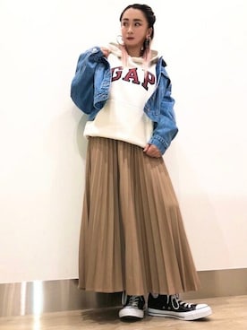 「ロゴパーカー」｜「アイテム（デニムジャケット）」を使った、GapJapanさん（レディース・157cm）の冬コーディネート