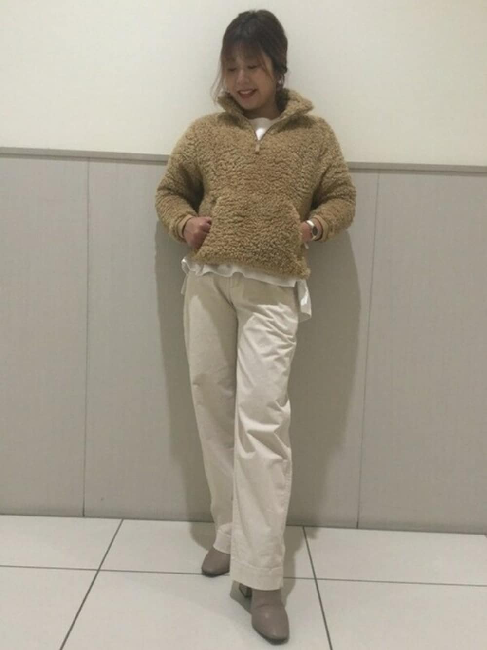 ベージュ系のスウェット、ホワイト系のTシャツ/カットソー、ベージュ系のその他パンツを着用したレディースの冬コーディネートの1枚目の写真