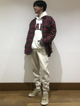 「ロゴパーカー」｜「アイテム（スウェットパンツ）」を使った、GapJapanさん（メンズ・177cm）の冬コーディネート