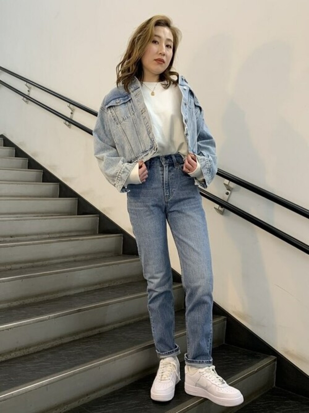ブルー系のデニムジャケット、ブルー系のデニムパンツを着用したレディースの冬コーディネートの1枚目の写真