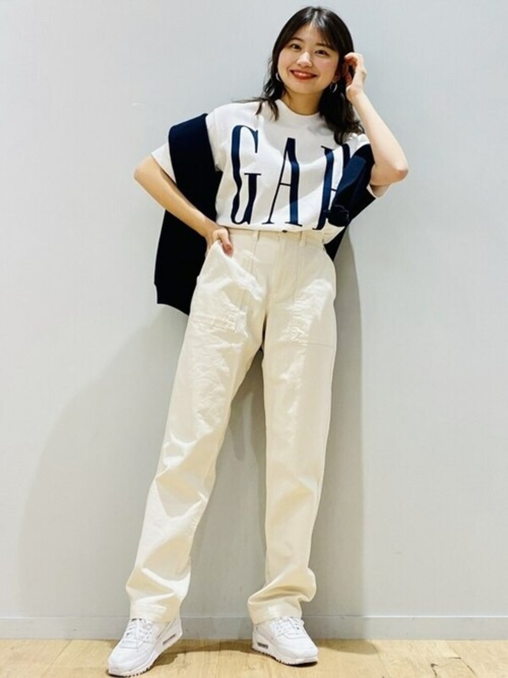 ブルー系のスウェット、ホワイト系のTシャツ/カットソーを着用したレディースの冬コーディネートの1枚目の写真