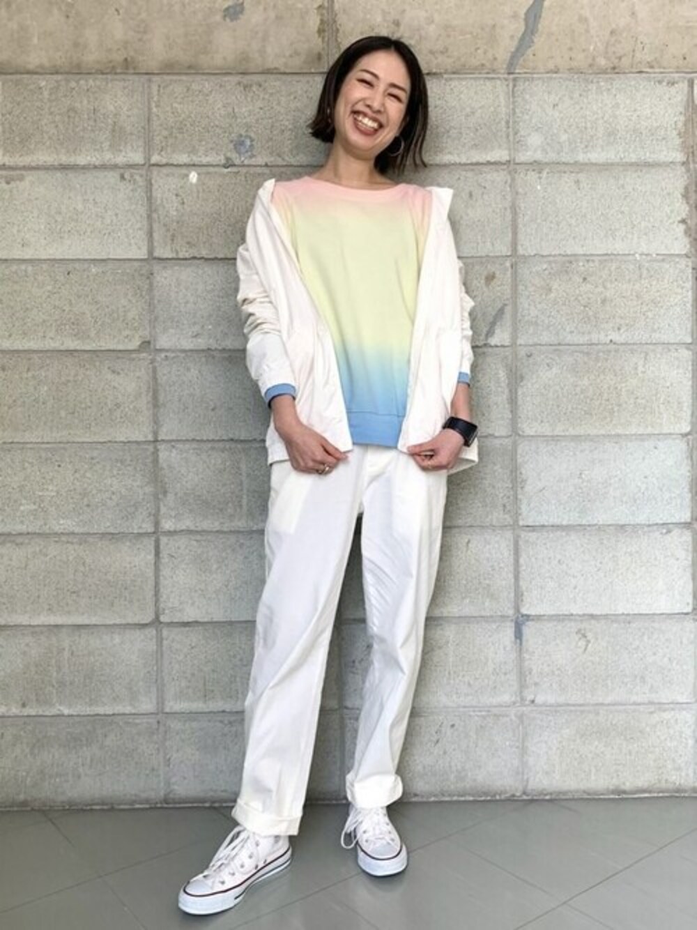 その他のその他アウター、ピンク系のスウェット、ベージュ系のチノパンツを着用したレディースの冬コーディネートの1枚目の写真