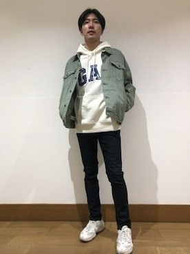 「アイテム（デニムジャケット、グリーン系）」を使った、GapJapanさん（メンズ・177cm）の冬コーディネート