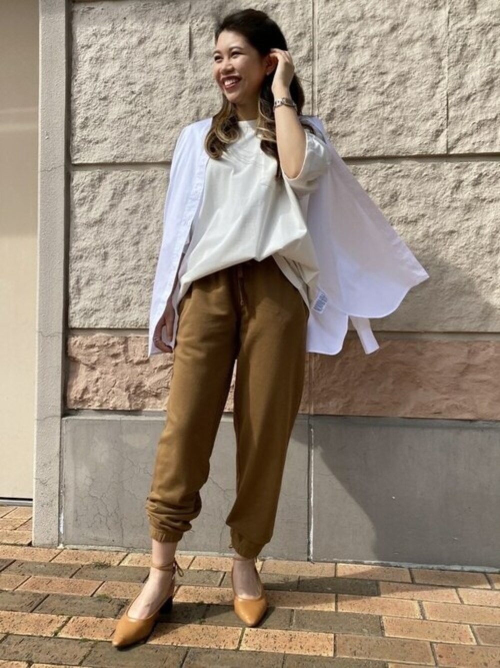 ホワイト系のシャツ/ブラウス、ホワイト系のTシャツ/カットソーを着用したレディースの春コーディネートの1枚目の写真